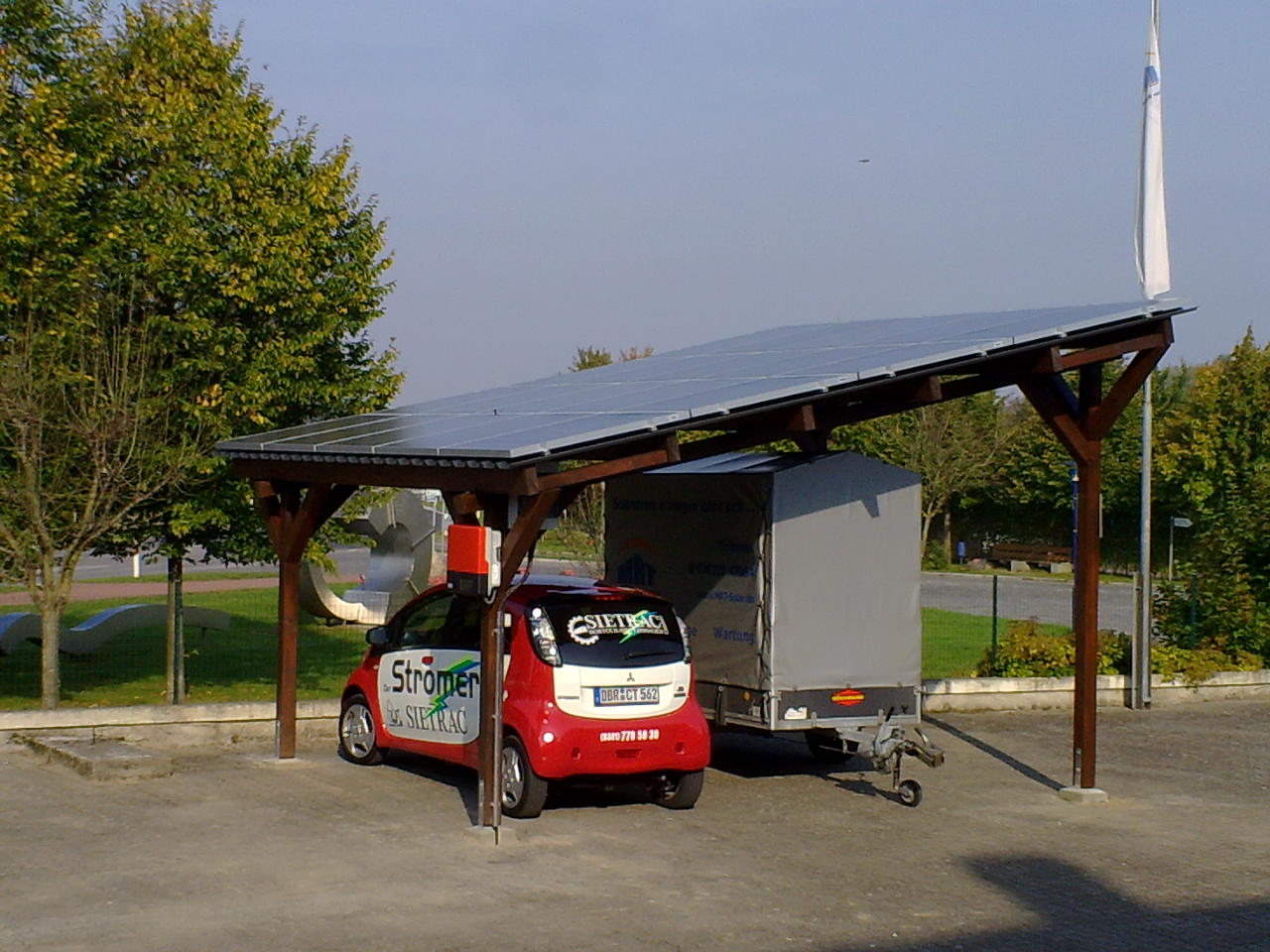 Carport mit E-Auto und Hänger